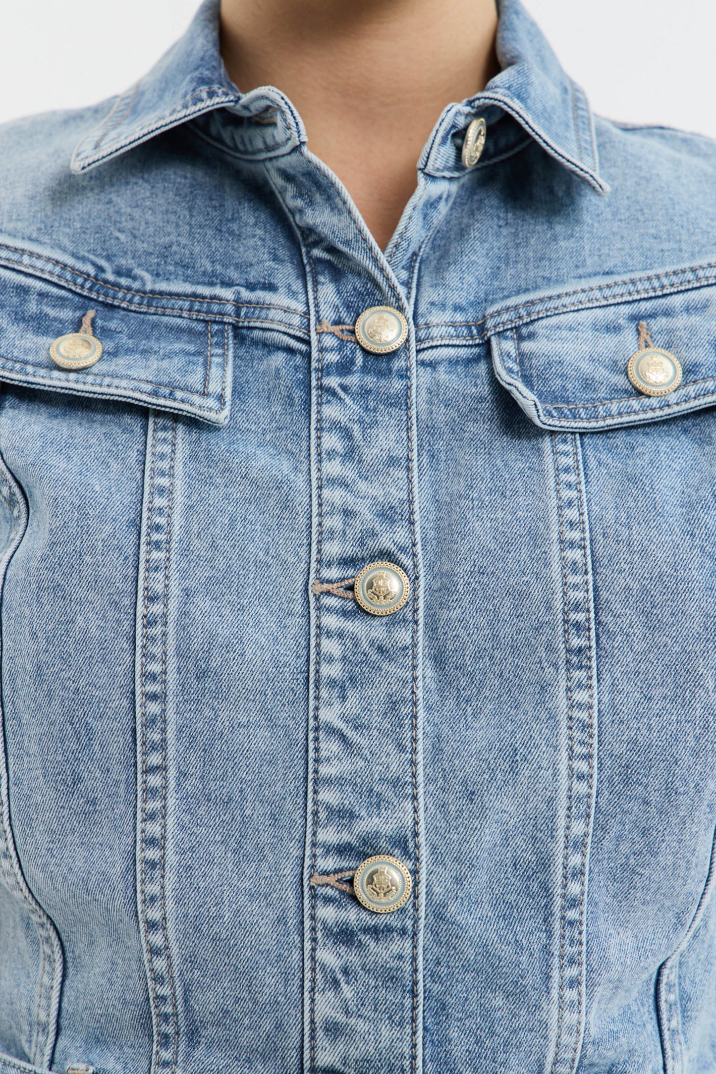 ADIAN+MINI_RVD-2503-1132_LIGHT+WASH_FEATURE_1