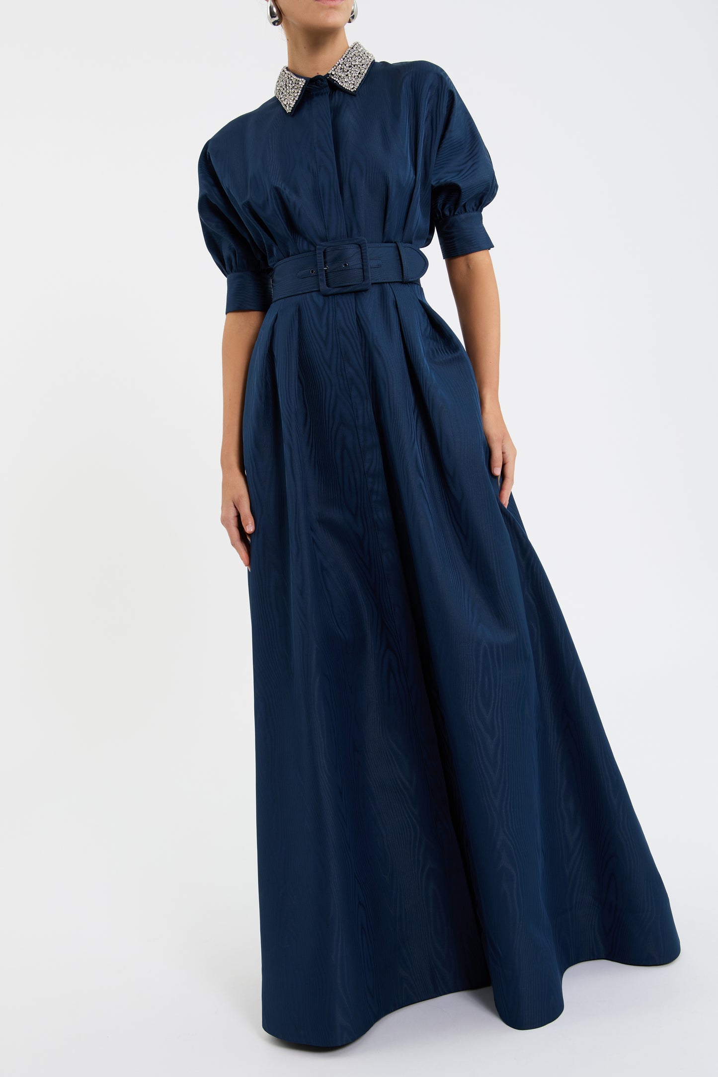 CIELO+DIAMANTE+COLLAR+GOWN_2502-1601_NAVY_FEATURE_1