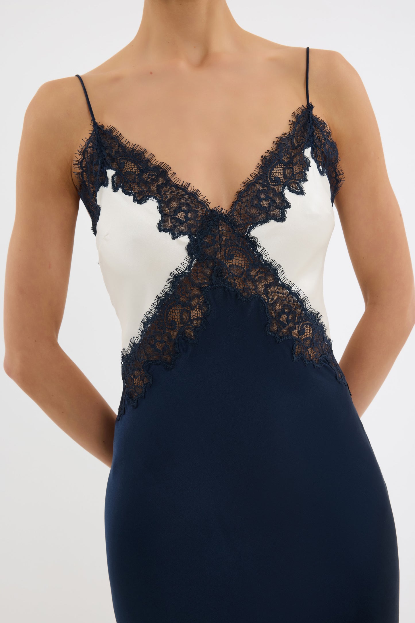 AUMOE+MAXI_2504-1306_NVYD_FEATURE_1