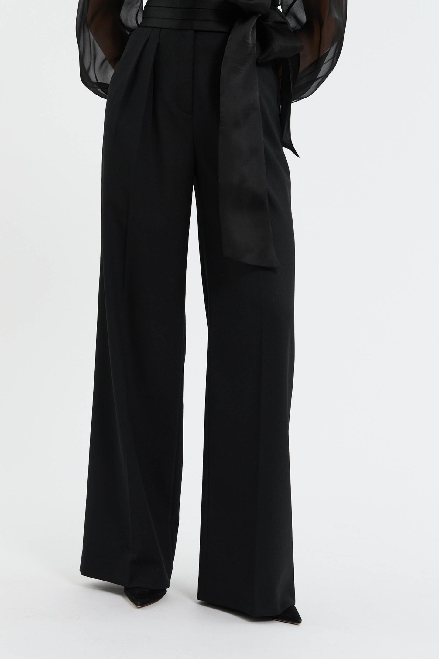 DANNA+PANT_RVBR-5328_BLACK_FEATURE_1