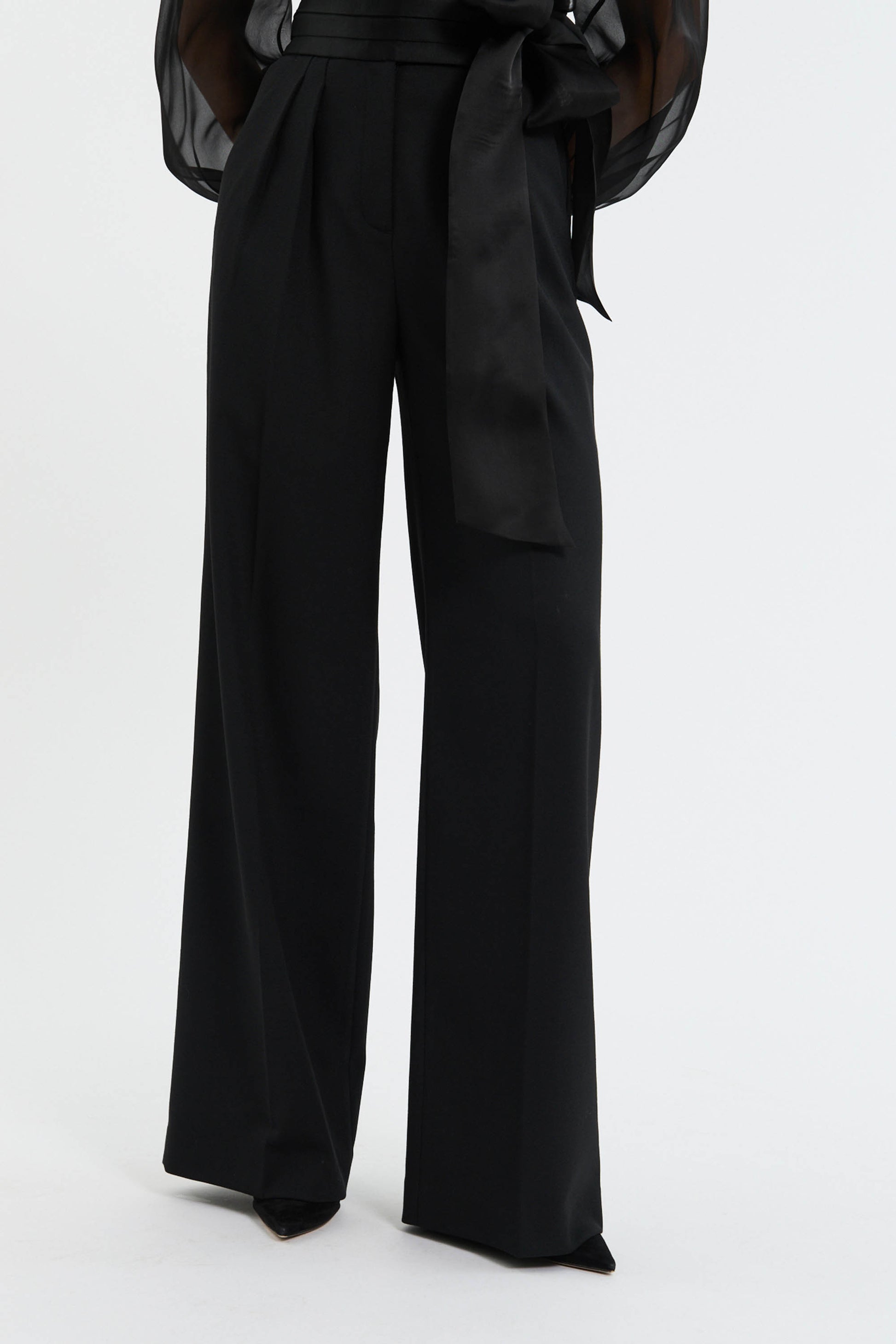 DANNA+PANT_RVBR-5328_BLACK_FEATURE_1