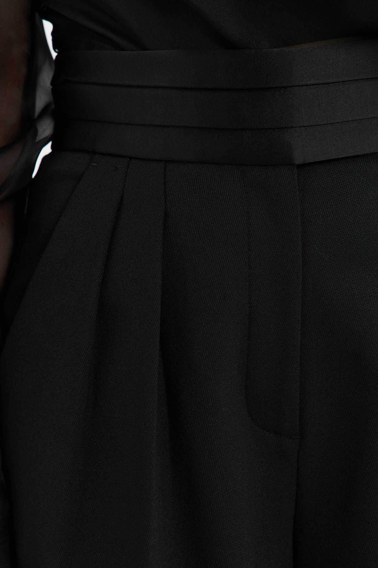 DANNA+PANT_RVBR-5328_BLACK_FEATURE+2_1