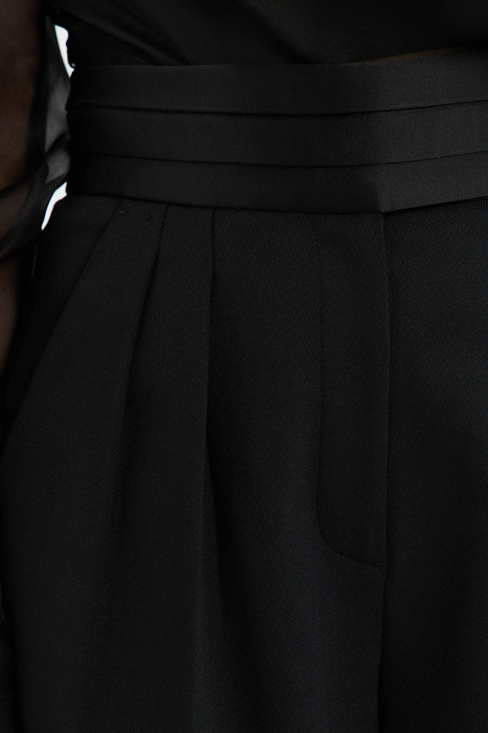 DANNA+PANT_RVBR-5328_BLACK_FEATURE+2_1