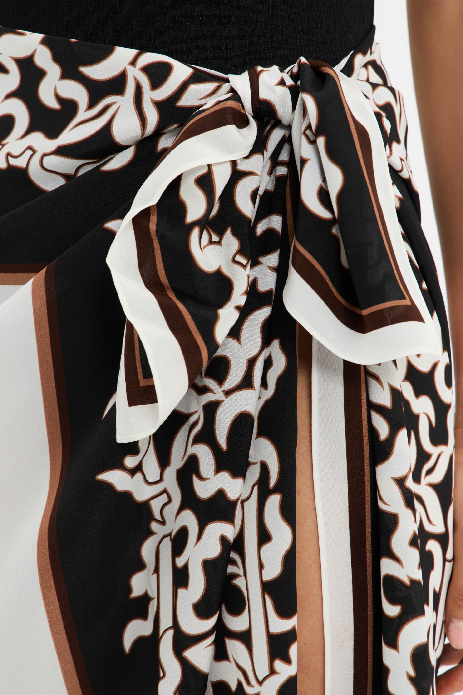 SUNDIA+SARRONG_2504-7047_PRINT_FEATURE+2_1