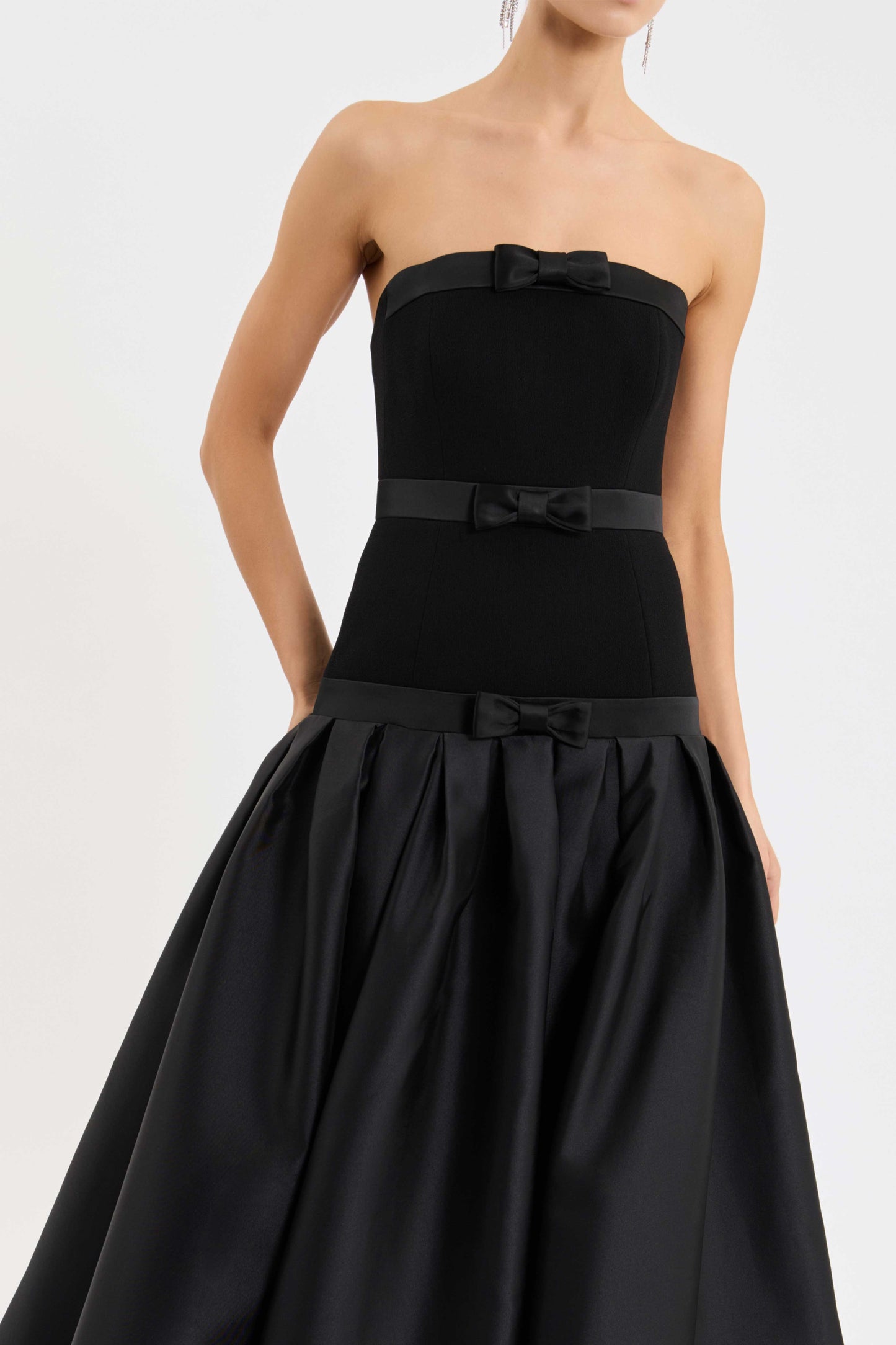 ZENDAYA-GOWN_2602-1592_BLACK_000_1