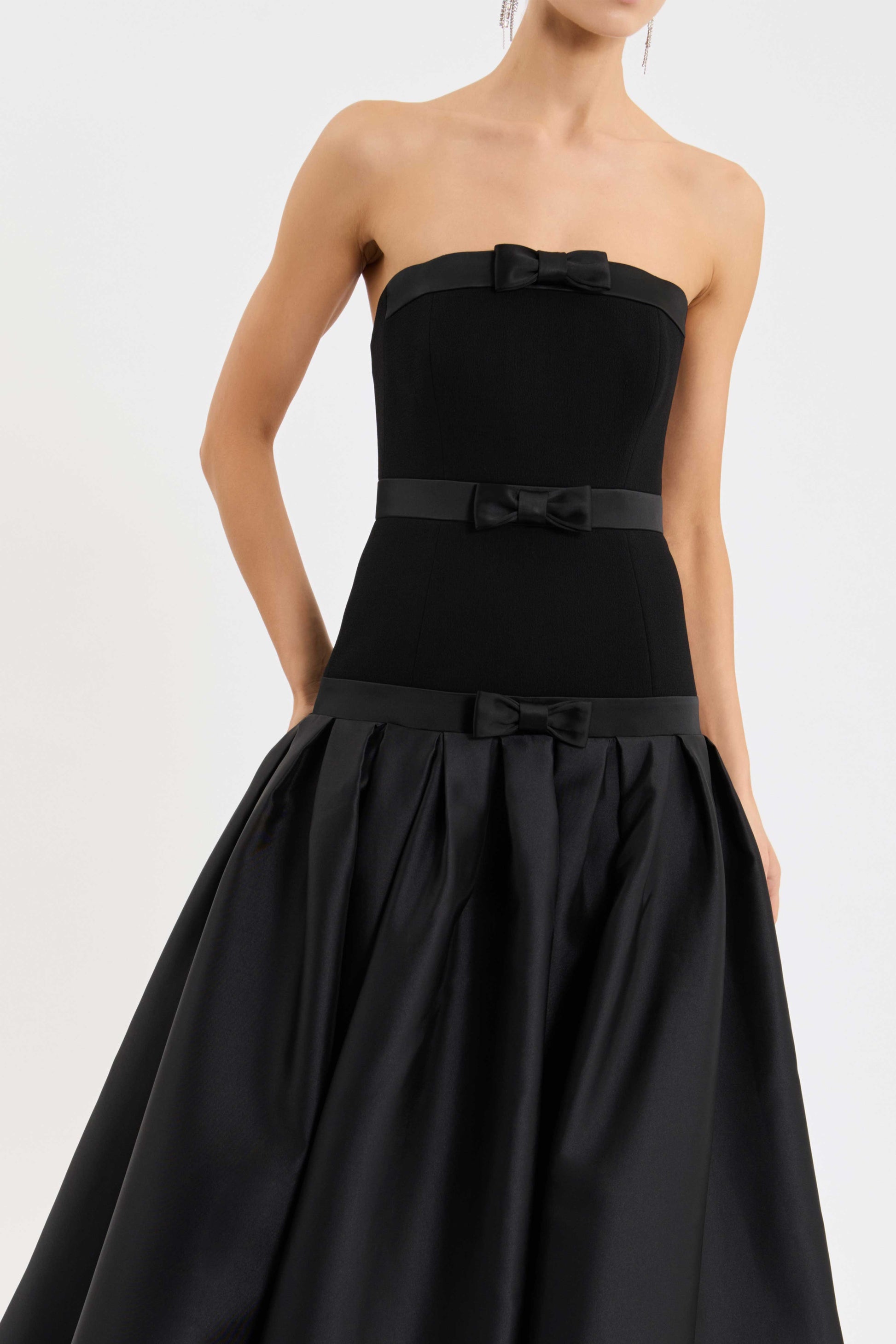 ZENDAYA-GOWN_2602-1592_BLACK_000_1