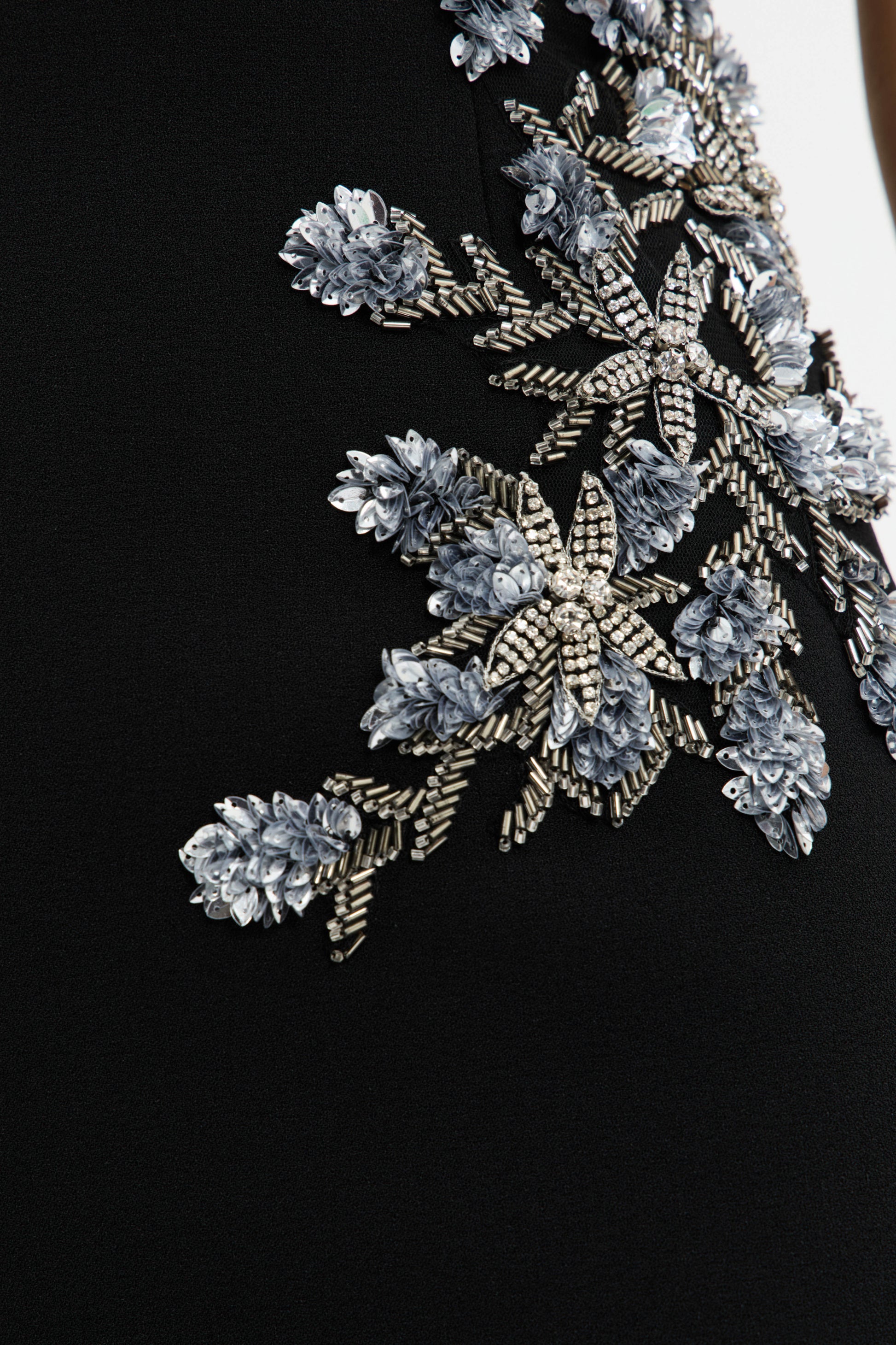 ZEPHYR+PUFF+SLEEVE+GOWN_2504-1420_BLK_FEATURE+4_1